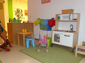 Eine kleine Küche mit Esstisch für Kinder