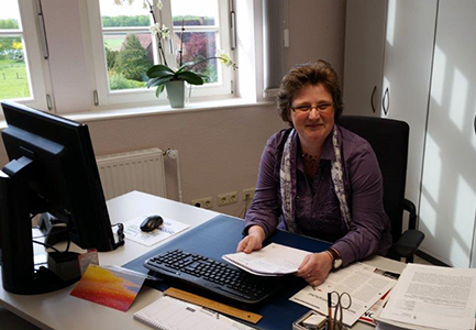 Gemeindedirektorin Sandra Wiechmann sitzt am Schreibtisch